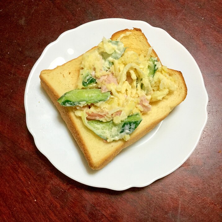 カレー粉でスパイシーなポテトサラダサンド。